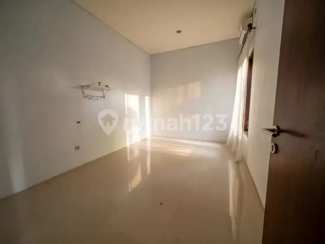 Rumah Super Luas 2 Lantai 3 Kamar Tidur Cocok untuk Keluarga - Image 4 of 5