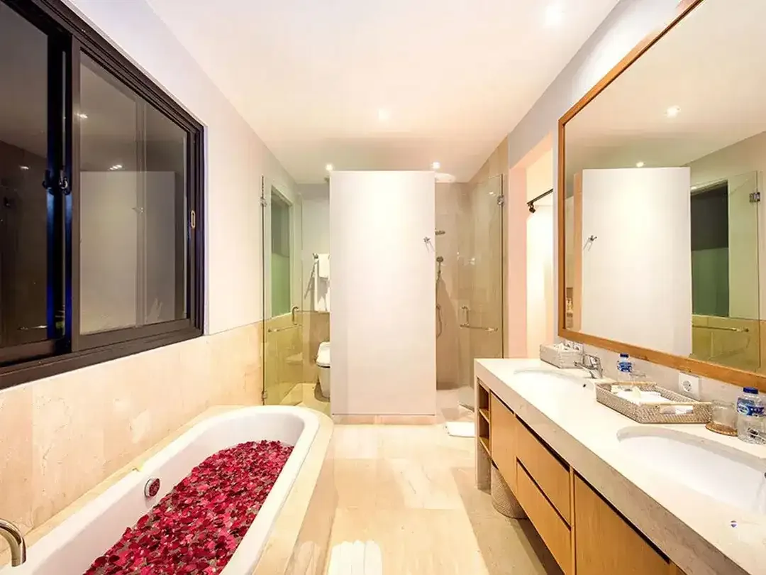 Villa with comfortable furniture for sale in Kuta Selatan. - Image 3 of 10