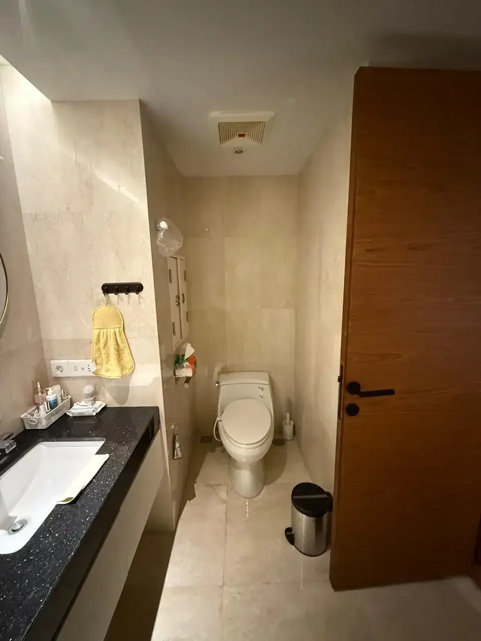 FOR SALE APARTEMENT BEACHWALK RESIDENCE FURNISHED 2 BR DI KUTA - Image 2 of 10