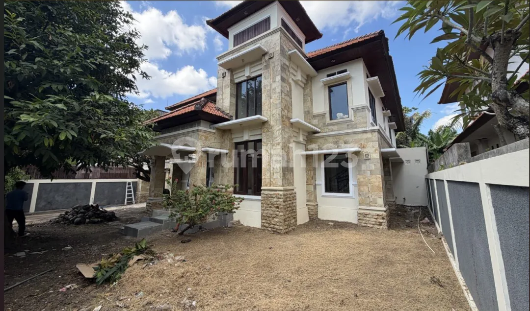 Jual Rumah Baru Direnovasi di Kerobokan Kelod, Bali. Akses Mudah ke Seminyak, Canggu, dan Denpasar - Image 1 of 4