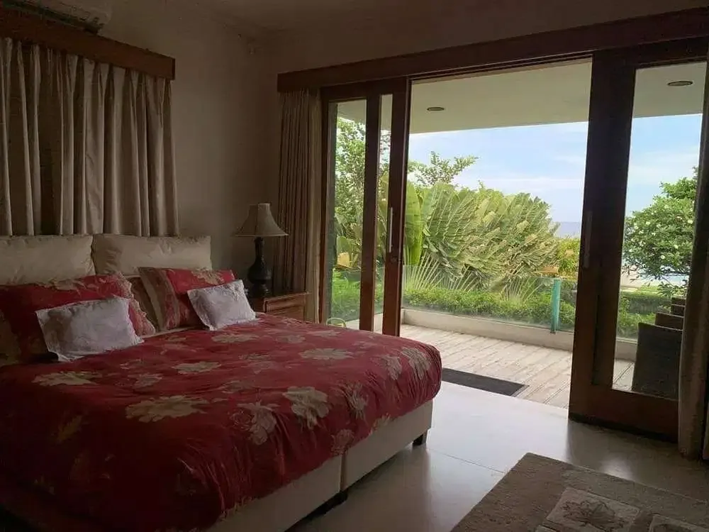 FOR SALE OVERLOOKING THE OCEAN BEACHFRONT VILLA KERAMAS - Image 5 of 10