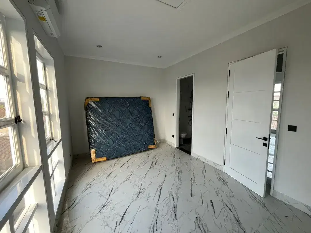 HUNIAN READY UNIT 2BR FURNISHED LOKASI STARTEGIS DI KEROBOKAN BALI - Image 9 of 10