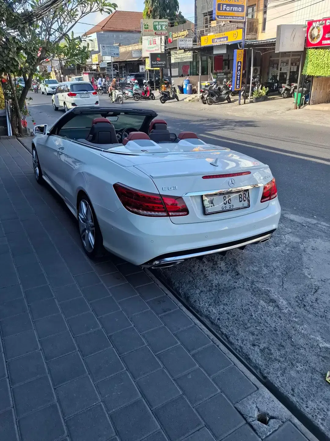 Mercedez benz  E200 AMG Cabrio - Image 4 of 6