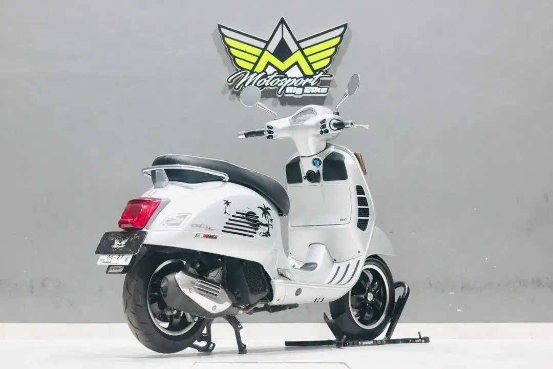 Piaggio vespa GTS super 150 ABS limited edition 2022 mulus siap pakai - Image 1 of 4