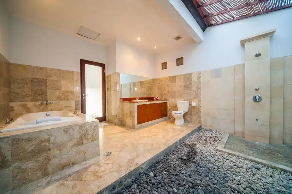 VILLA SEMINYAK JUAL CEPAT HITUNG TANAH SAJA KONDISI TERSEWA - Image 9 of 10