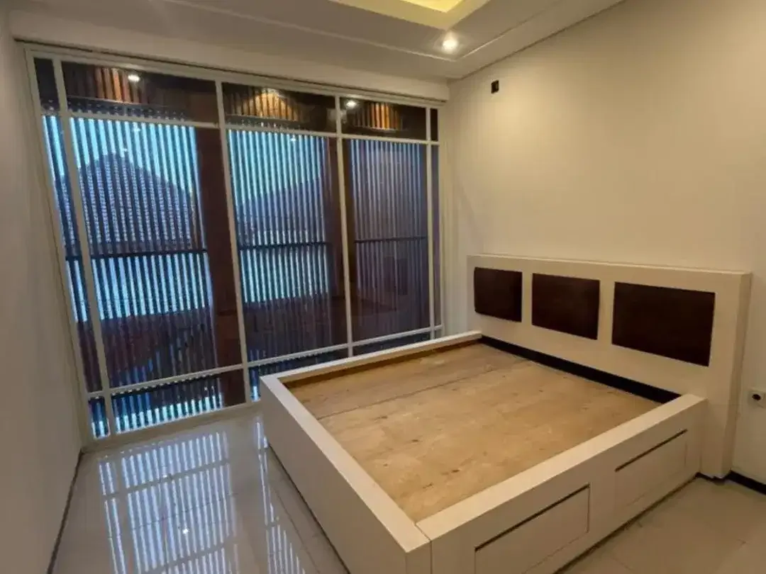 DIJUAL RUMAH TINGGAL MODERN 2 LANTAI – FULLY FURNISHED Dilengkapi Kolam Renang Pribadi - Image 6 of 6