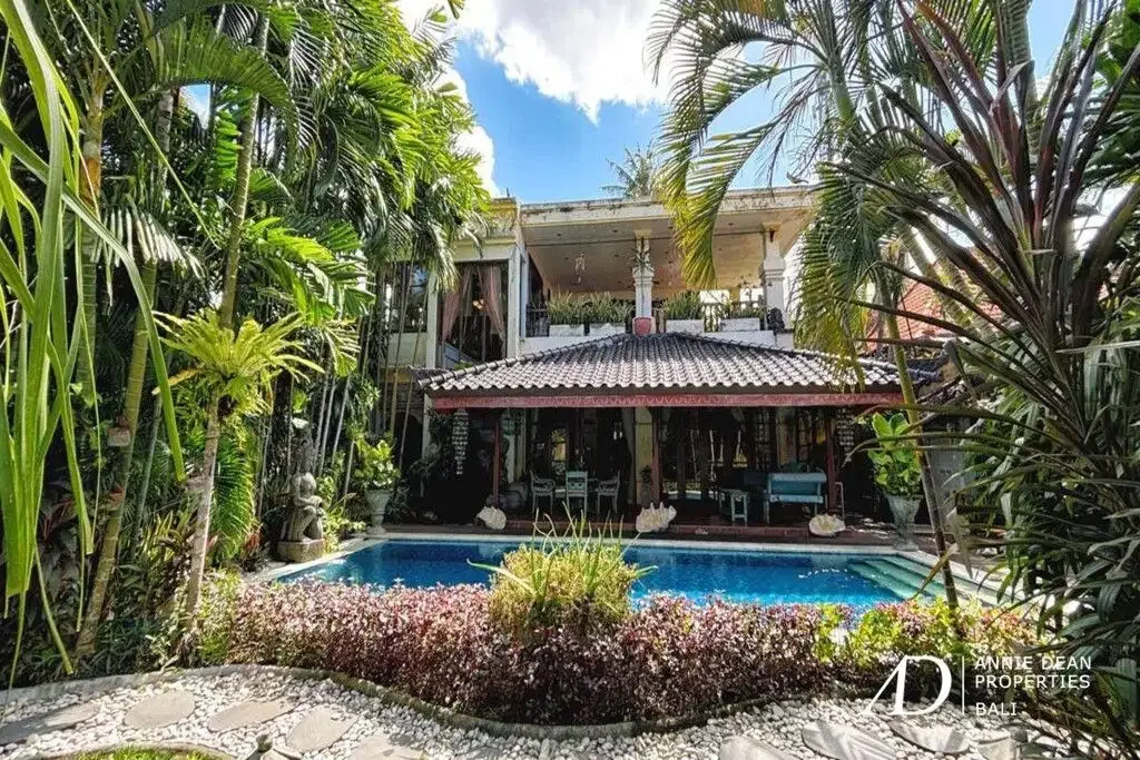 FREEHOLD | BALINESE-STYLE VILLA IN CENTRAL SEMINYAK - Image 2 of 10