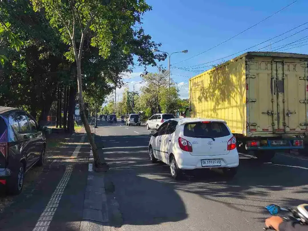 TANAH LUAS + BANGUNAN DI BYPASS NGURAH RAI SANUR - Image 2 of 9