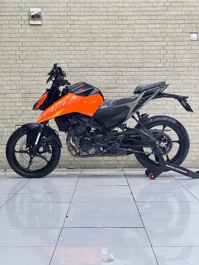 KING OF TORQUE‼️KTM DUKE 250 GEN 3 TH 2025 MULUS LOW MILES - Image 5 of 10