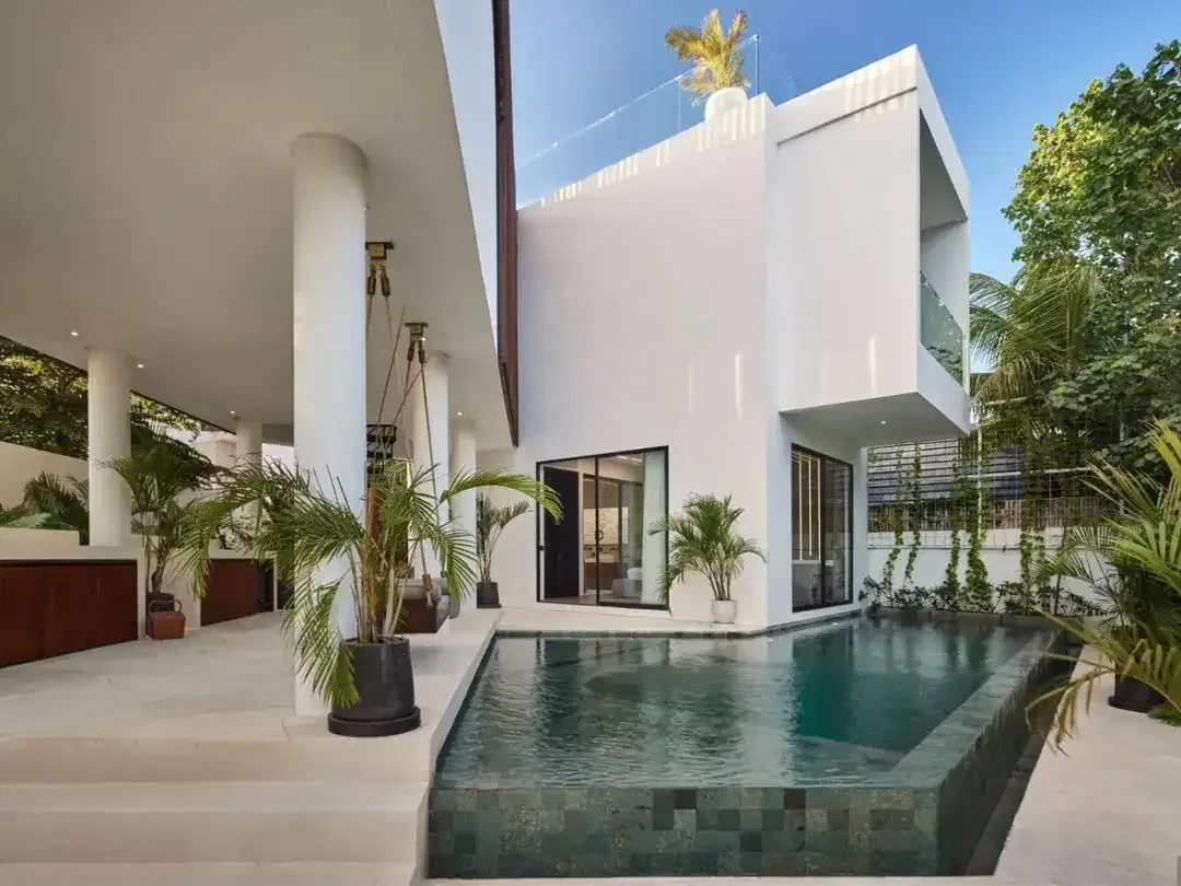 A RARE OCEAN-VIEW 5-BEDROOM LUXURY VILLA IN PERERENAN - Image 6 of 10