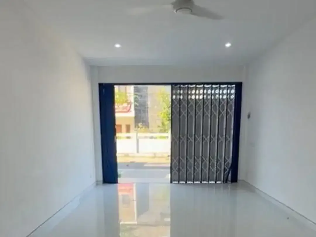 SEWA / DIJUAL: RUANG USAHA / RUKO STRATEGIS DENGAN PARKIR LUAS DI GUNUNG ATHENA, DENPASAR - Image 2 of 5