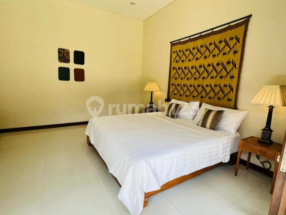 Villa Luas dan Nyaman 5 Kamar Tidur di Jimbaran - Image 2 of 4
