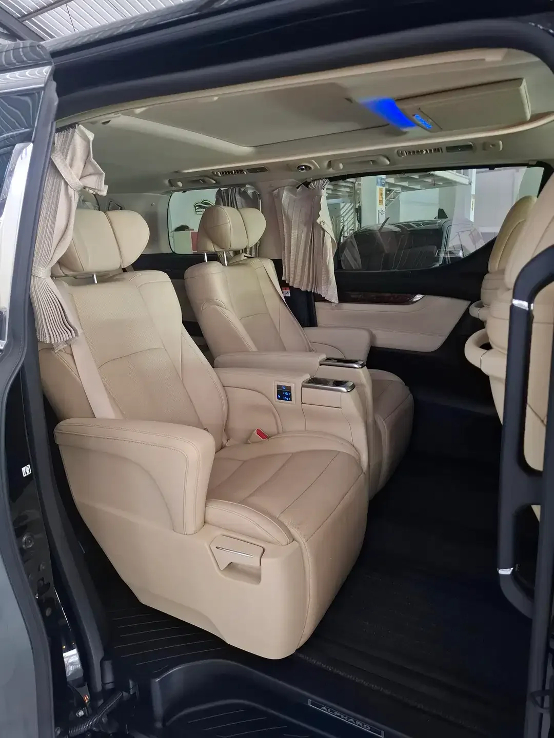 Toyota Alphard G facelift - Image 7 of 8