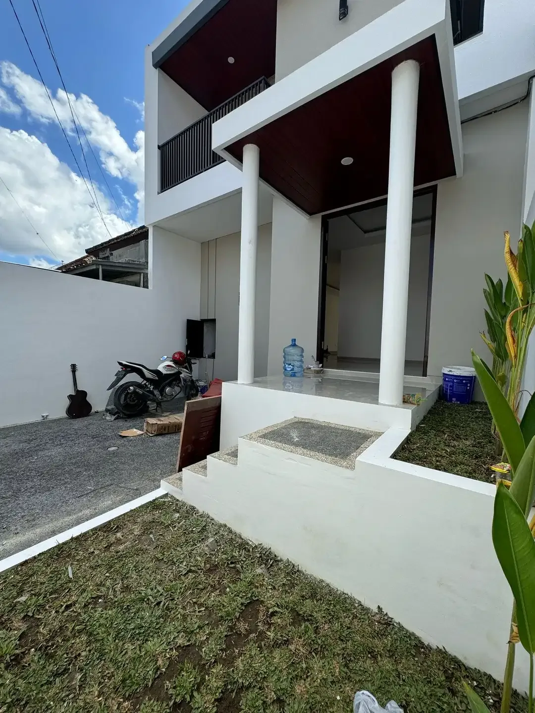 RUMAH ELEGAN 2 LANTAI DEKAT JL. BULUH INDAH DENPASAR BALI - Image 9 of 10