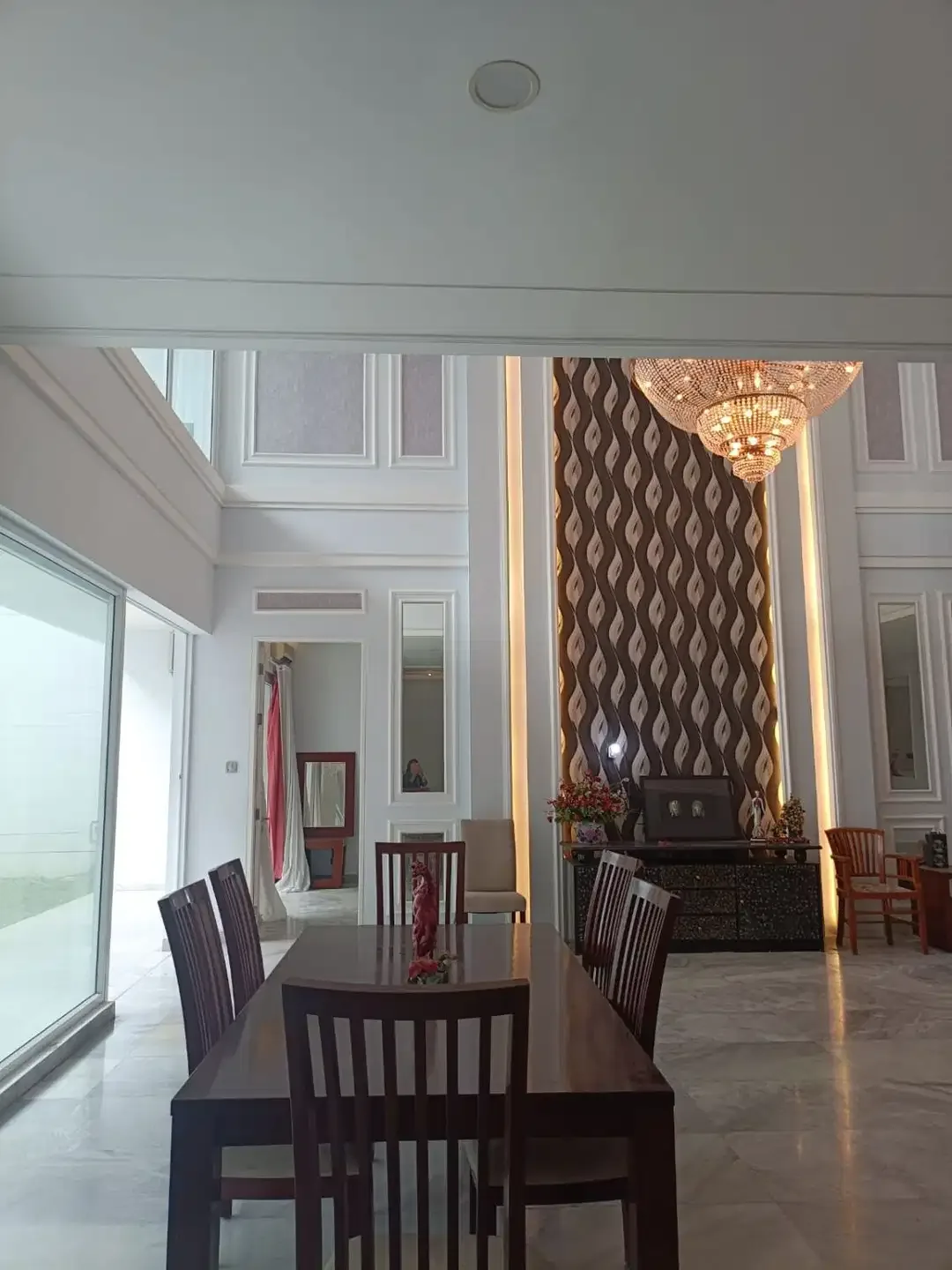 Dijual Rumah Dengan 6 Kamar Tidur Style Simple Classic Area Denpasar - Image 9 of 10
