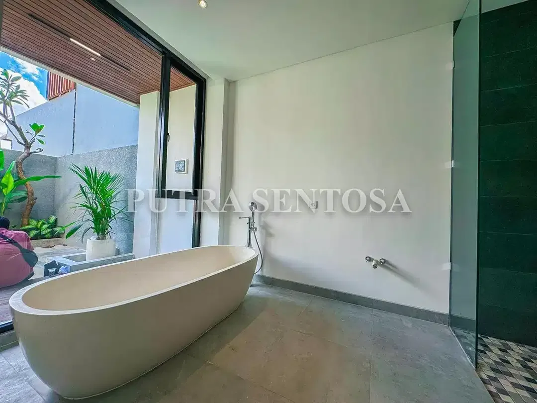VILLA CANGGU BRAND NEW MODERN FOR SALE FREEHOLD - Image 8 of 10
