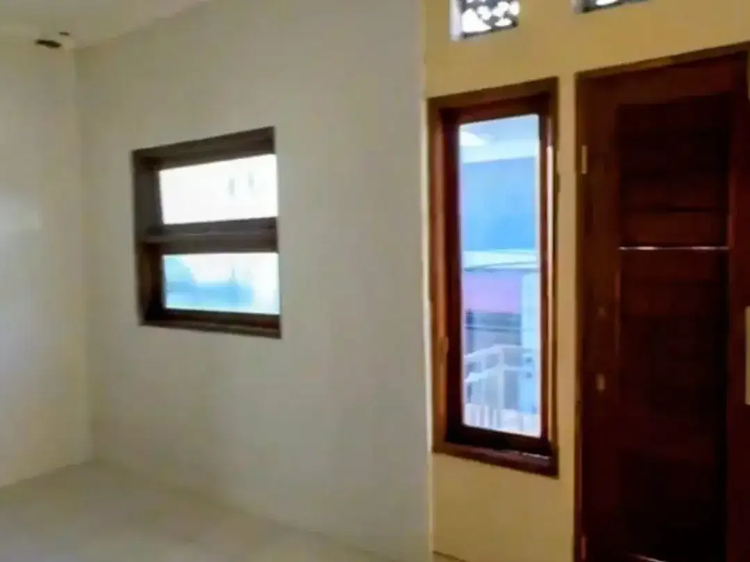 Rumah Unfurnished 2 Lantai dengan 4 Kamar Tidur Disewakan di Renon - Image 5 of 6