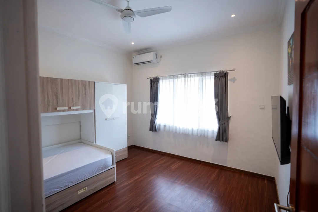 4Bedroom Tropikal Villa di Kertalangu, 5 Menit ke Sanur - Image 3 of 4