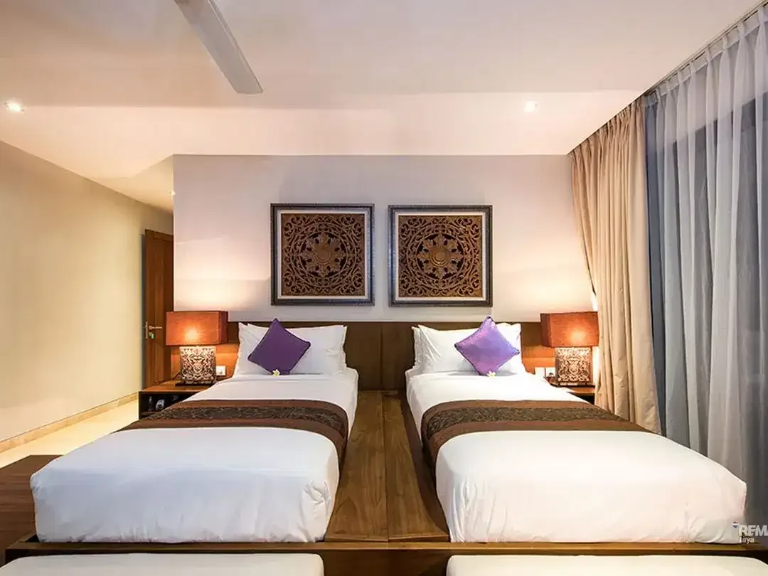 Villa with comfortable furniture for sale in Kuta Selatan. - Image 6 of 10