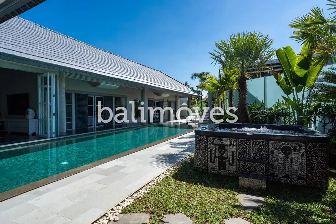 Villa Luas Empat Kamar Tidur Di Tepi Pantai Sanur - Image 7 of 10