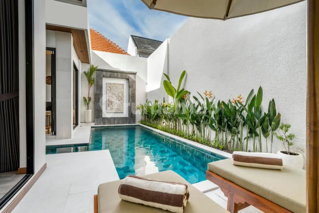 Yearly Rent Brand New 3 Bedrooms Villa Furnished In Kerobokan - Image 2 of 4