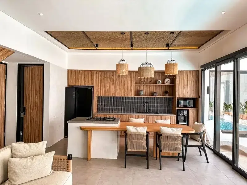 NEWLY RENOVATED TROPICAL STYLE VILLA - Image 8 of 9