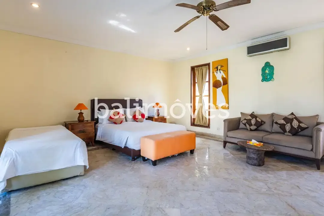 Villa Klasik dan Luas 5 Kamar Tidur Di Tepi Pantai Sanur - Image 9 of 10
