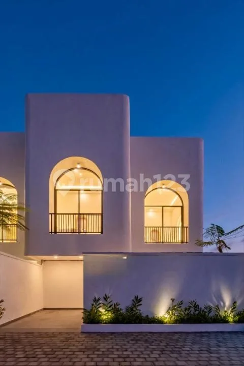 Villa Freehold 3Br Private Pool Fully Furnished Kerobokan - Image 1 of 4