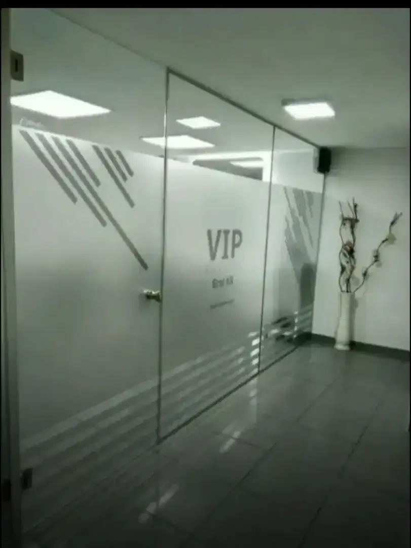 Stiker sanblaskaca film sebagai dekorasi kaca artistik gedung kantor - Image 1 of 1