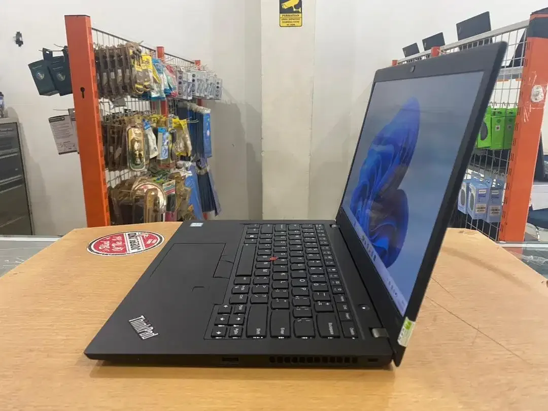 Lenovo ThinkPad T480S Core i7Gen8 Ram 8GB SSD 256GB Touchscren Mulus - Image 4 of 10