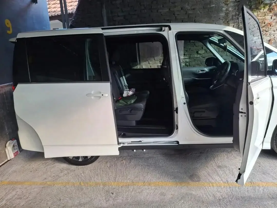 Jual Toyota Voxy 2.0 NIK 2023 Putih Metalik Very Low KM (ISTIMEWA) - Image 3 of 5