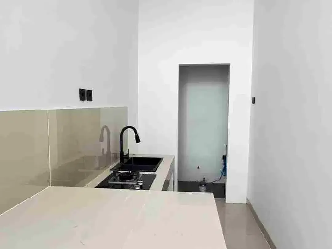 Di sewakan rumah semi furnished area pusat kota renon Denpasar. Minimal sewa 2 th. - Image 4 of 10