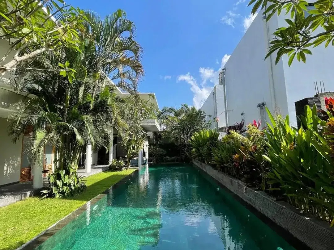 FOR RENT VILLA BIG GARDEN BIG POOL GOOD LOCATION NEAR BEACH DI CANGGU - Image 1 of 10