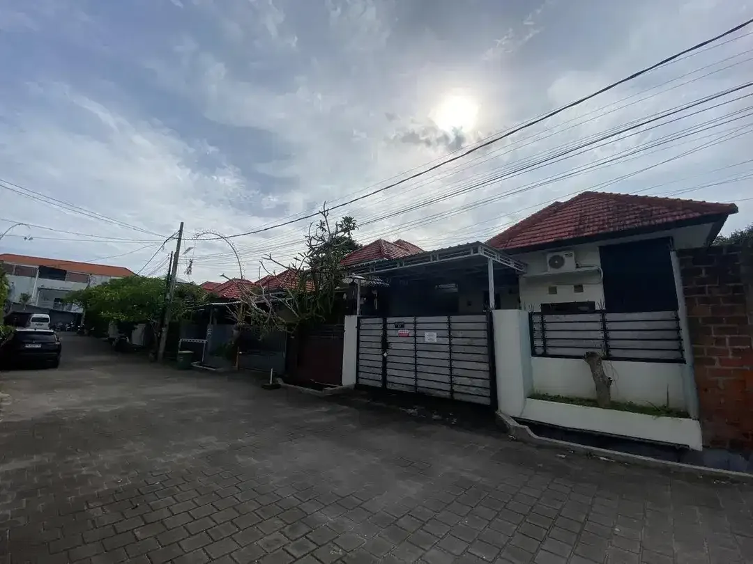 Disewakan Rumah 1 Lantai Lingkungan Nyaman di Jl. Jepun, Puri Gading Jimbaran - Image 1 of 10