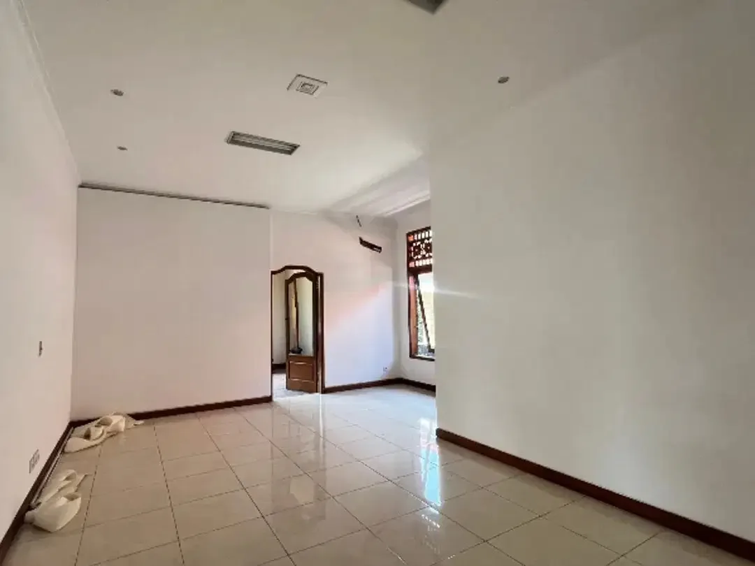 RUMAH LOKASI STRATEGIS TENGAH KOTA DI RAYA PUPUTAN RENON DENPASAR - Image 5 of 9