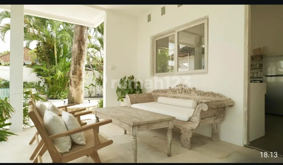 Villa Luas dengan 4 Kamar Tidur Fully Furnished - Pererenan - Image 3 of 4
