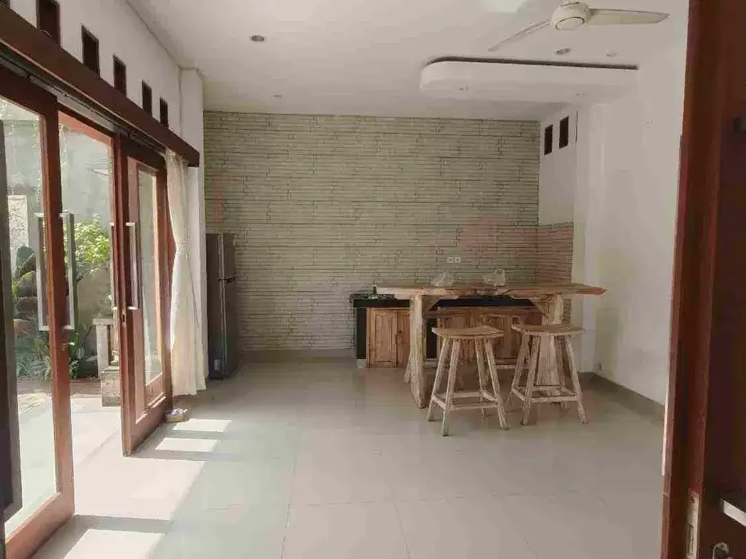 Villa 2 Kamar 1 kantor semi Furnished lokasi premium Canggu 5 menit ke Pantai berawa bebas banjir SHM - Image 7 of 10