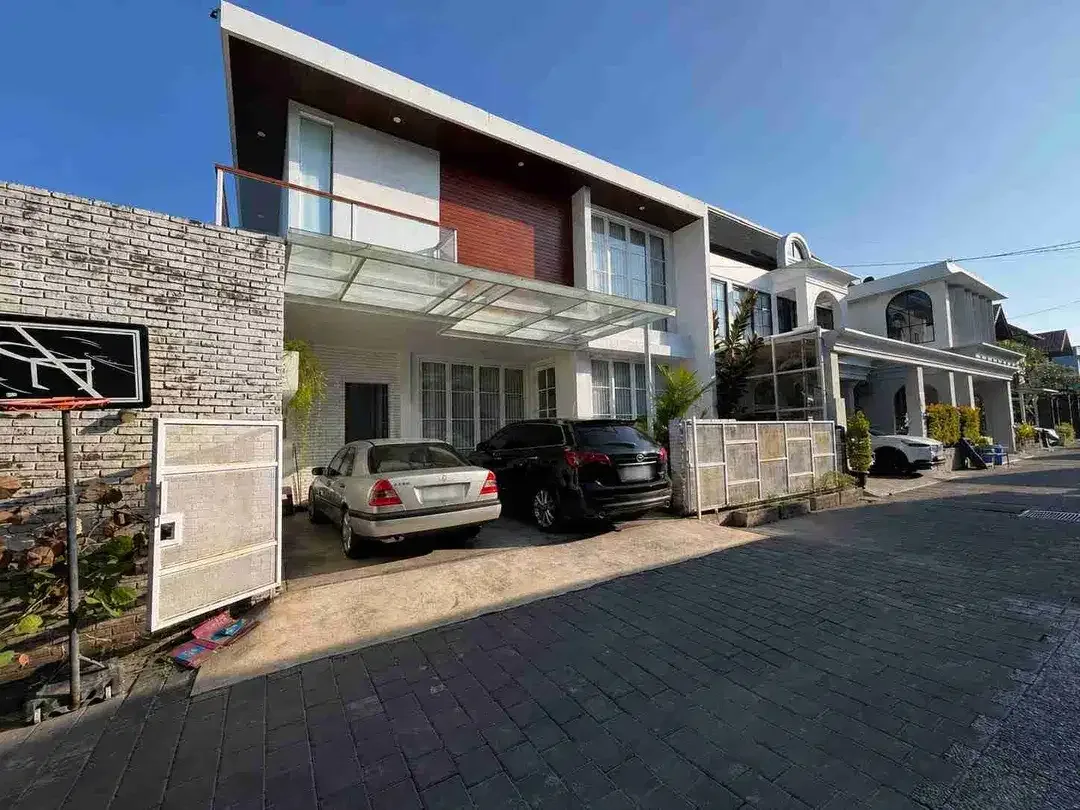 Dijual Rumah Premium 2 Lantai di Renon Denpasar – 4+1 KT, Kolam Renang, Fully Furnished - Image 2 of 9