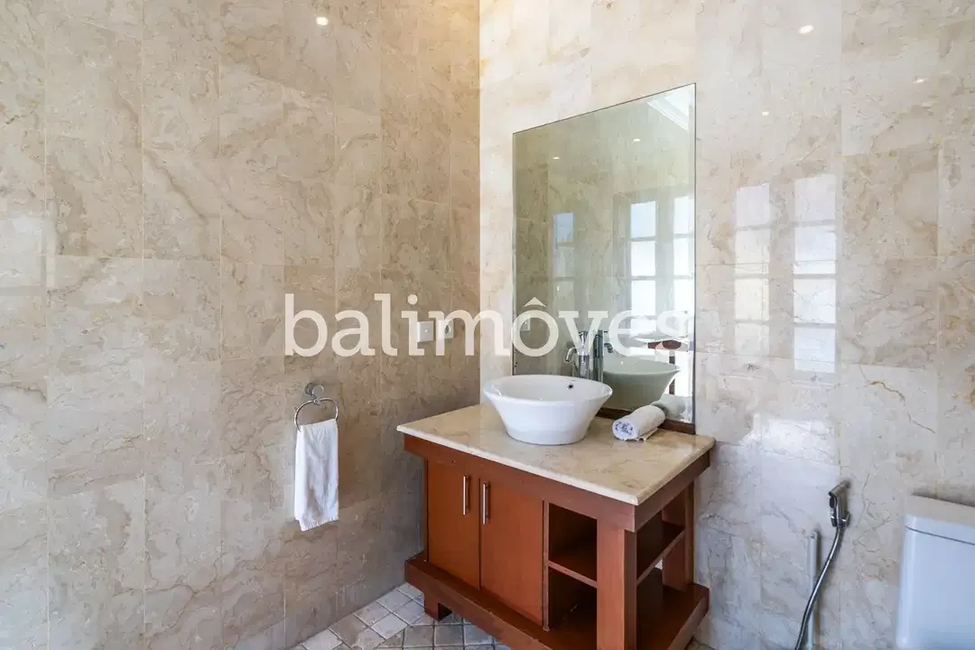 Villa Klasik dan Luas 5 Kamar Tidur Di Tepi Pantai Sanur - Image 4 of 10