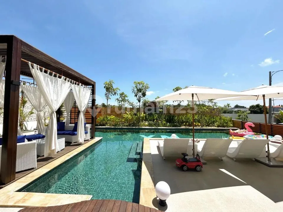 Luxury Super Mewah Villa Siap Huni Big Pool Privat di Nusa Dua - Image 1 of 4