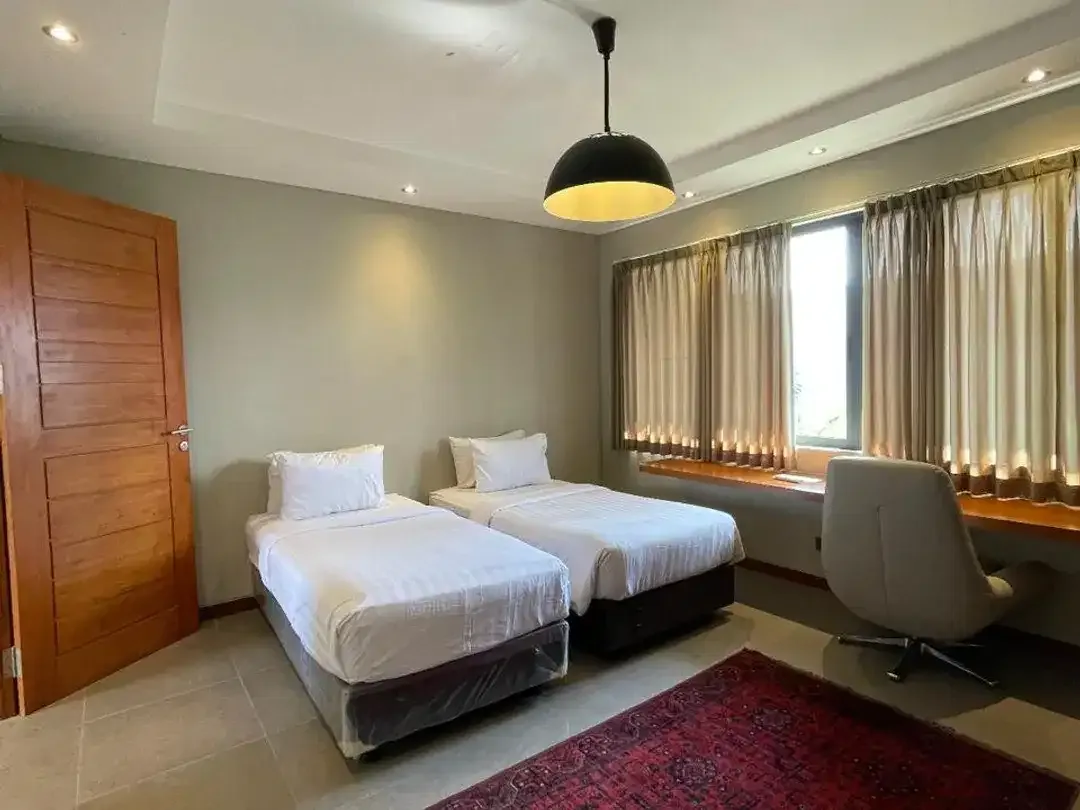 FOR RENT VILLA BIG GARDEN BIG POOL GOOD LOCATION NEAR BEACH DI CANGGU - Image 4 of 10