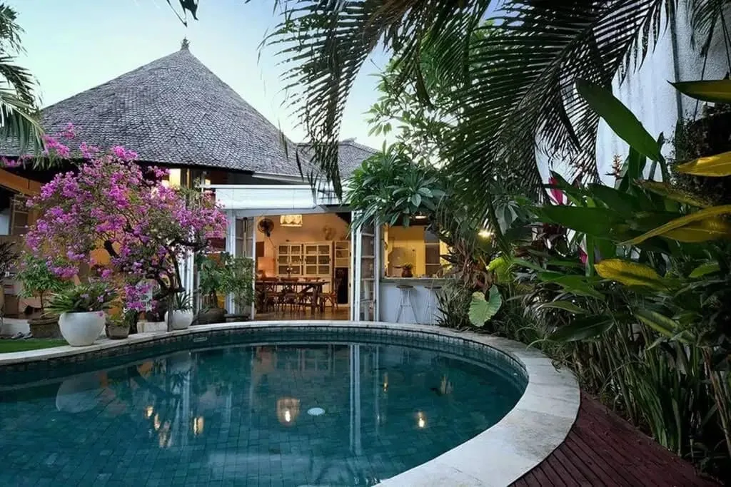 Villa 4 Kamar Tidur Lokasi di dekat Pantai Berawa Canggu - Image 2 of 10