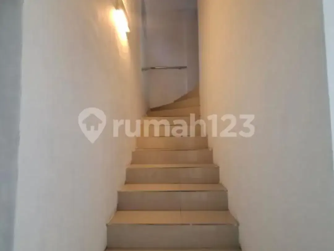 3 Lantai Ruko Pinggir Jalan Utama Nusa Dua Lokasi Super Strategis - Image 2 of 5