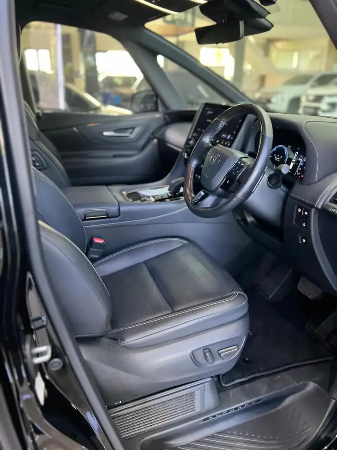 Alphard G Hybrid TSS Modelista 2024 - Image 7 of 10