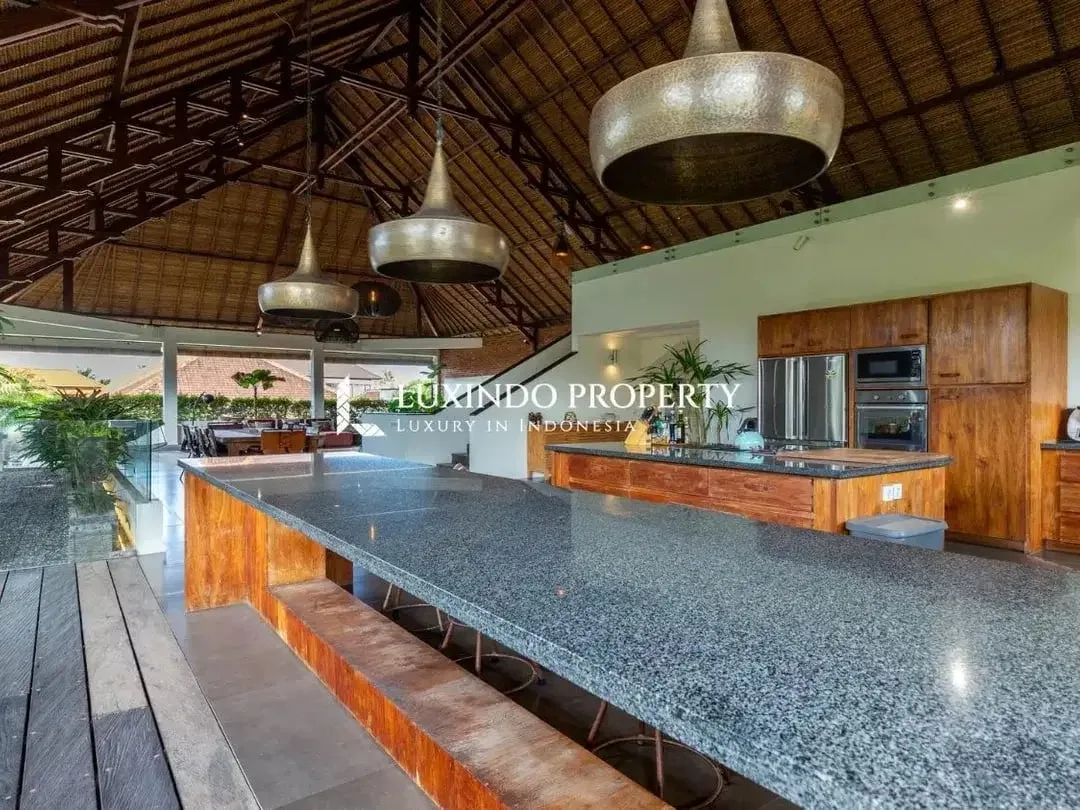 DISEWAKAN JANGKA PANJANG VILLA DENGAN 4 KAMAR TIDUR DI CANGGU - Image 6 of 10