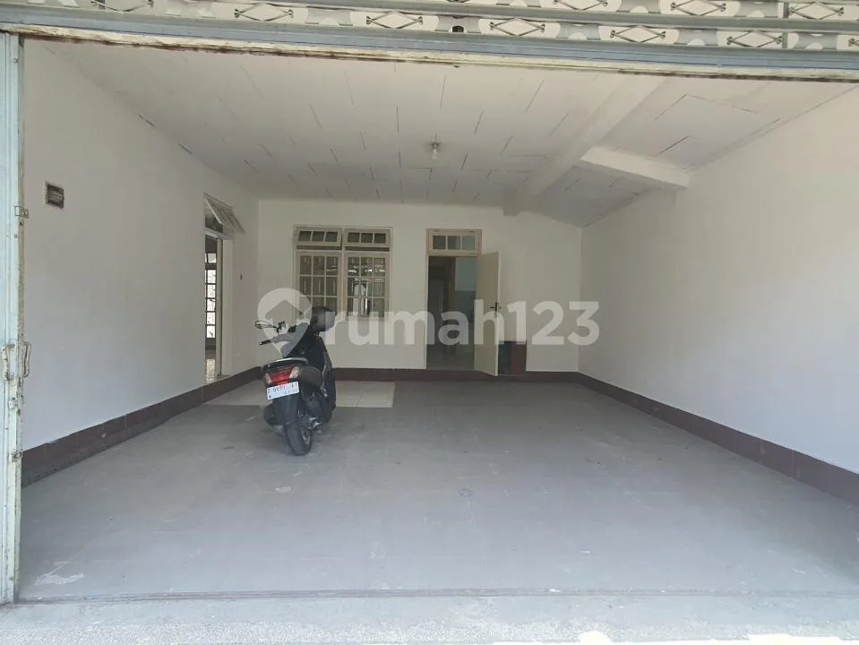 Disewakan Rumah Luas 1 Lantai 5Br di Renon Denpasar - Image 2 of 4
