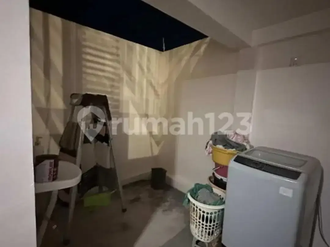 Rumah Baru Tiga Lantai di Kawasan Premium Denpasar Barat - Image 8 of 10