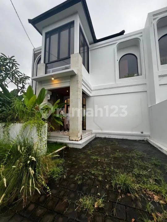 Modern Villa 3 Bedrooms Royal Garden Taman Giri 3 Bedrooms 177MÂ² - Image 1 of 4