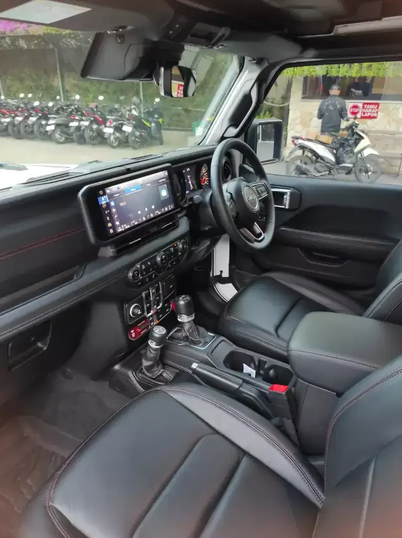Jeep Rubicon JL 2.0AT 4 pintu 2024 - Image 7 of 10