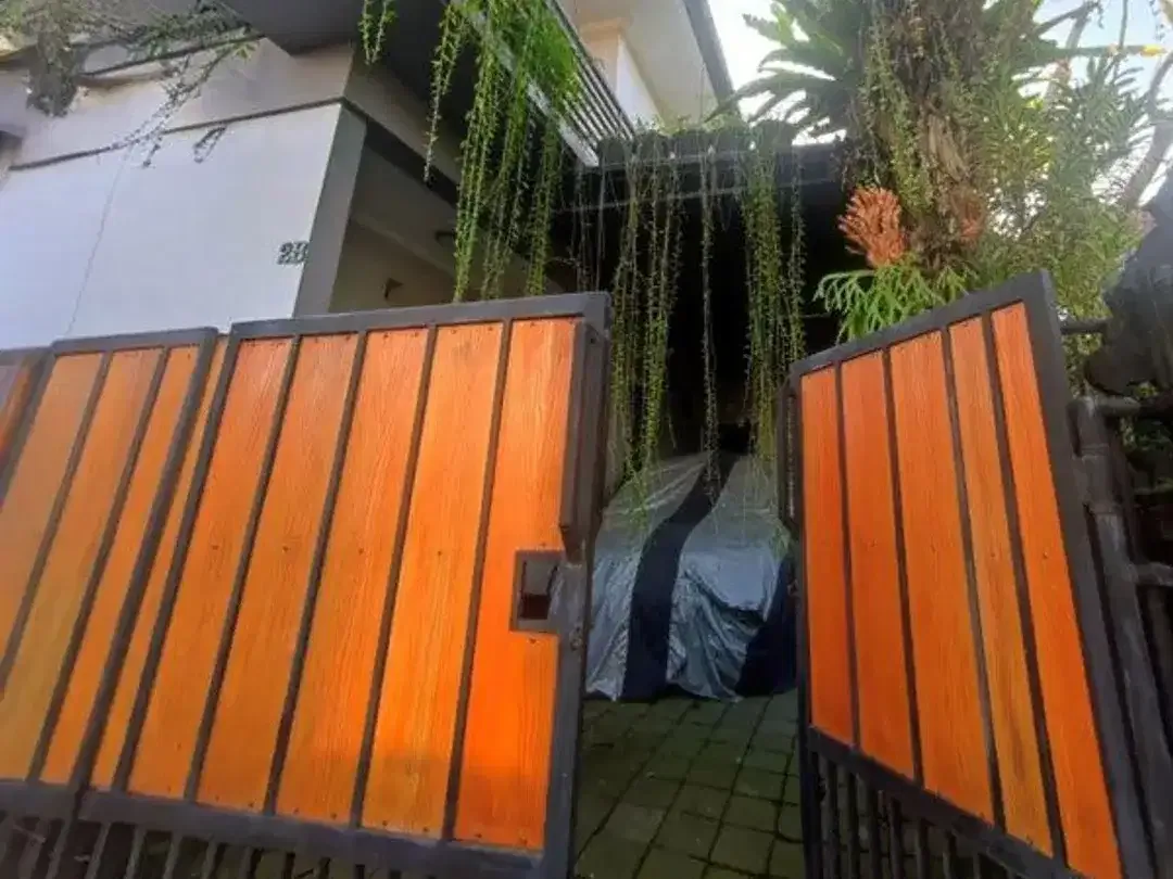Ams-056.Edy  Jual Rumah 2 Lantai Siap Huni di Perumahan Kopertis – Gutiswa Cekomaria, Peguyangan Kangin Denpasar Utara - Image 2 of 10